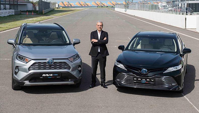 Toyota, iki hibrit aracını Türkiye'de satışa sundu