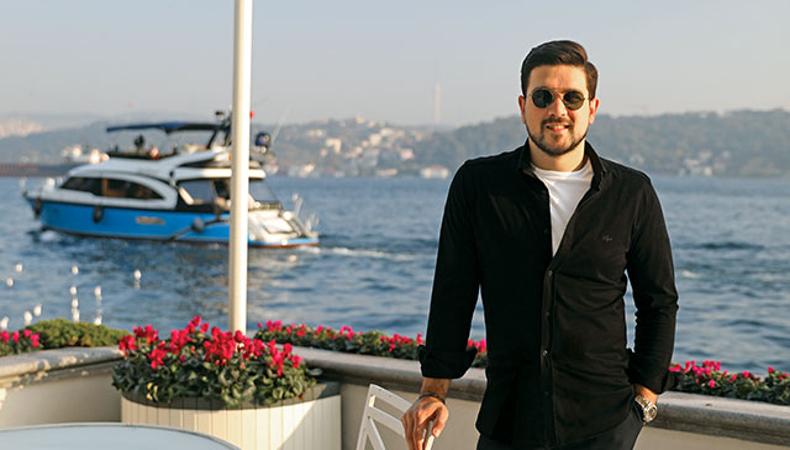 Yaşamında olduğu gibi giyiminde de detayları önemsiyor