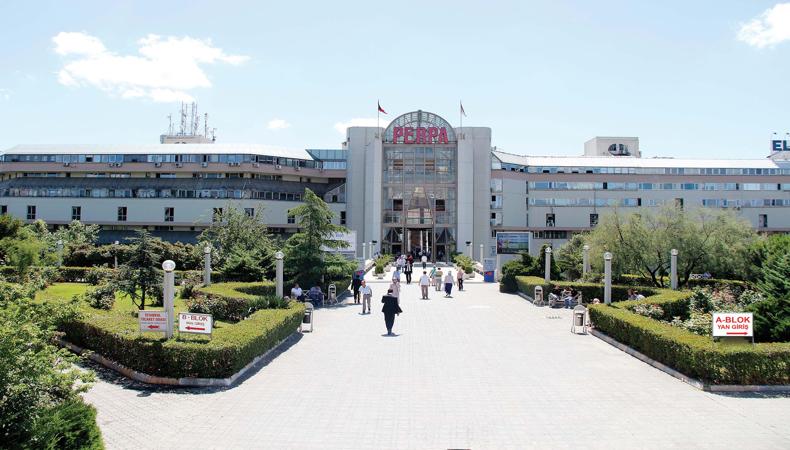 Perpa'da işletmeler koronavirüse rağmen kepenk indirmedi