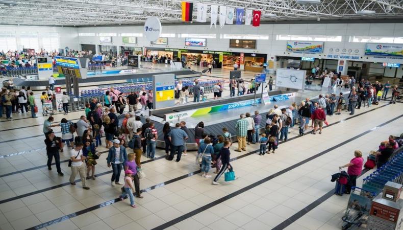 Antalya'ya bir saatte 45 uçak inip kalktı