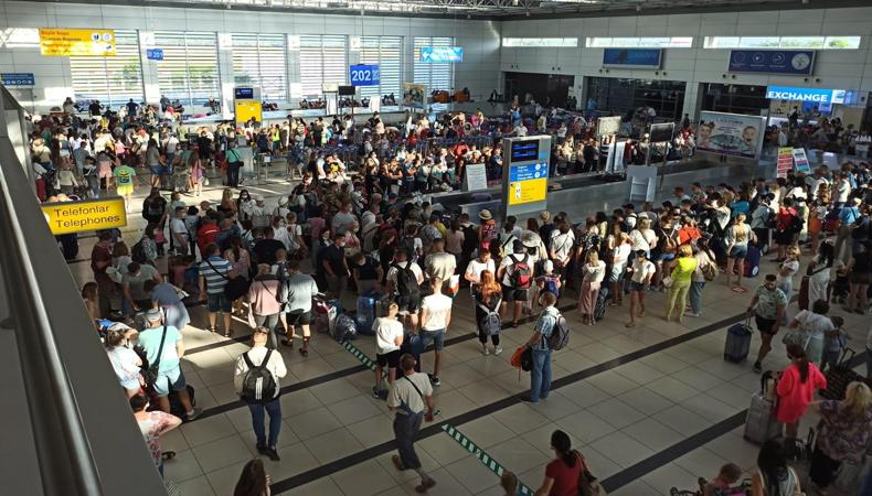 Antalya'ya her iki dakikada 1 uçak iniyor