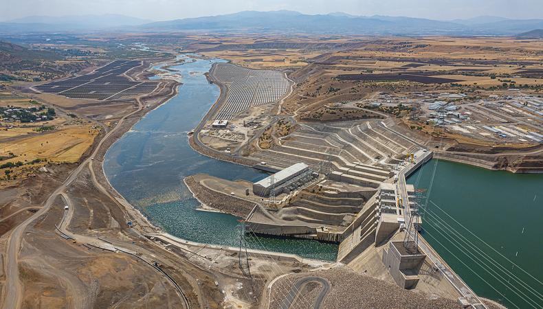 Cengiz, Türkiye'nin ilk hibrit enerji santralini kurdu