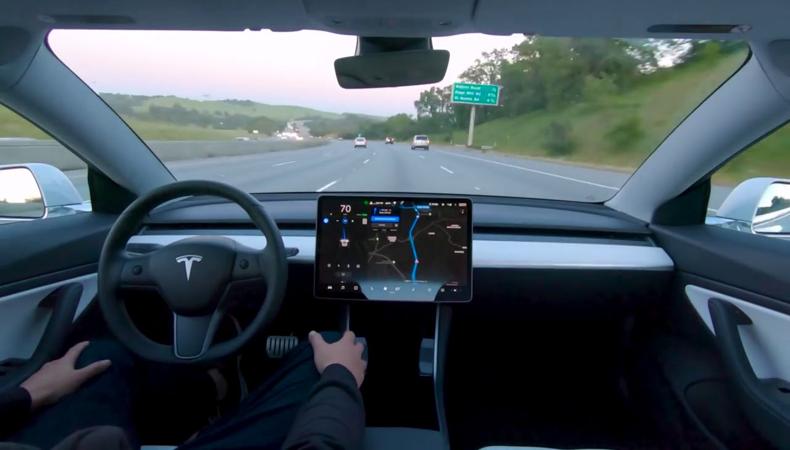 Otonom pilotlu Tesla kaza yaptı, iki kişiyi yaraladı