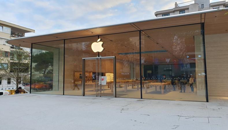 Apple'ın Bağdat Caddesi mağazası açıldı