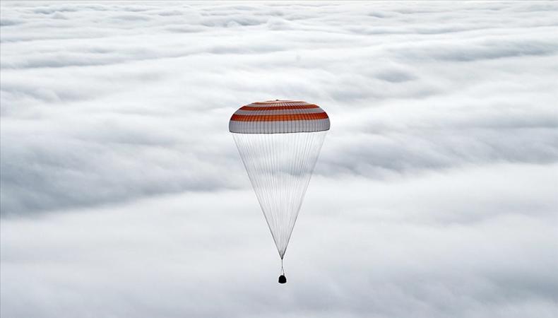Uzayda yaklaşık bir yıl kalan ABD'li astronot, Rus uzay aracıyla dünyaya döndü