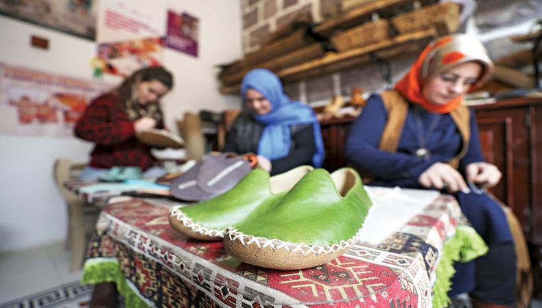 El emeğiyle ürettikleri yemenileri dünyaya satıyorlar