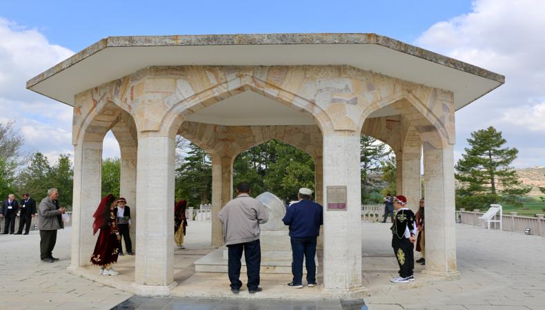 Yunus Emre, kabri başında anıldı