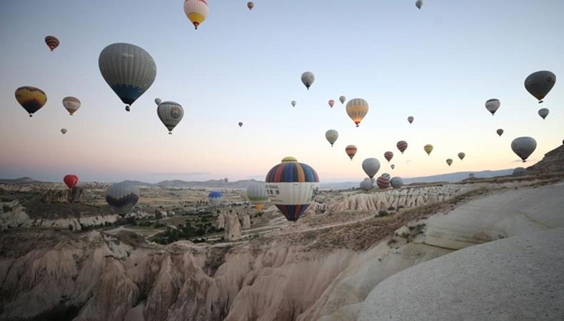 Kapadokya'da turistler hem yerin altını hem üstünü keşfe çıkıyor