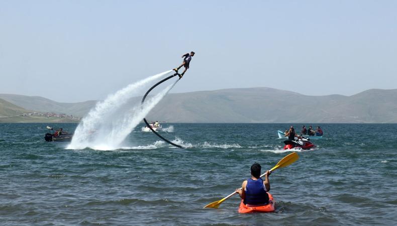Ağrı'daki 2 bin rakımlı Balık Gölü, flyboard sporcularını ağırladı