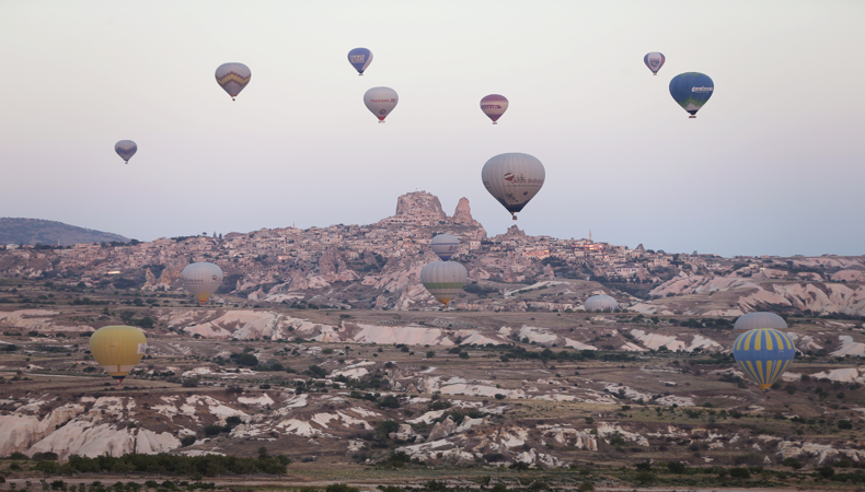 Kapadokya'da turistler, tarihi ve doğal güzellikleri gökyüzünden izliyor
