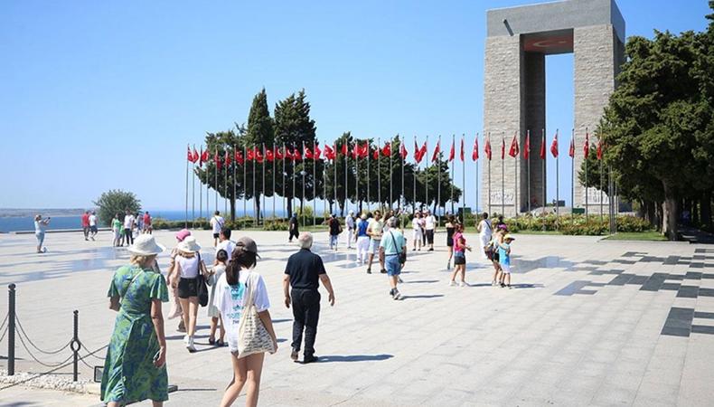 Gurbetçiler ve tatilciler rotalarında en özel yeri Çanakkale kahramanlarına ayırıyor