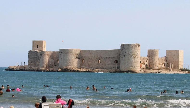 Mersin'deki Kızkalesi'nde turizm hareketliliği sürüyor