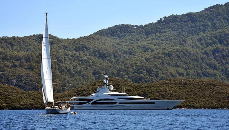 Marmaris Körfezi'nde mega yat trafiği sürüyor