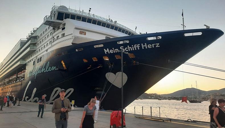 Bodrum'a 'Mein Schiff Herz' ile 1743 yolcu getirildi
