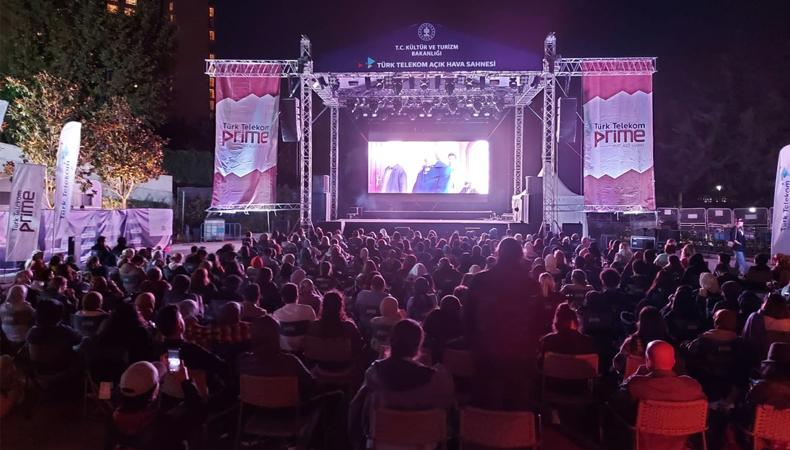 Yeşilçam'ın Sultanı Türkan Şoray AKM Türk Telekom Lounge'ta hayranlarıyla buluşuyor