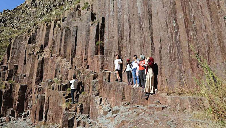 Bazalt Kayalığı, turistlerden yoğun ilgi görüyor