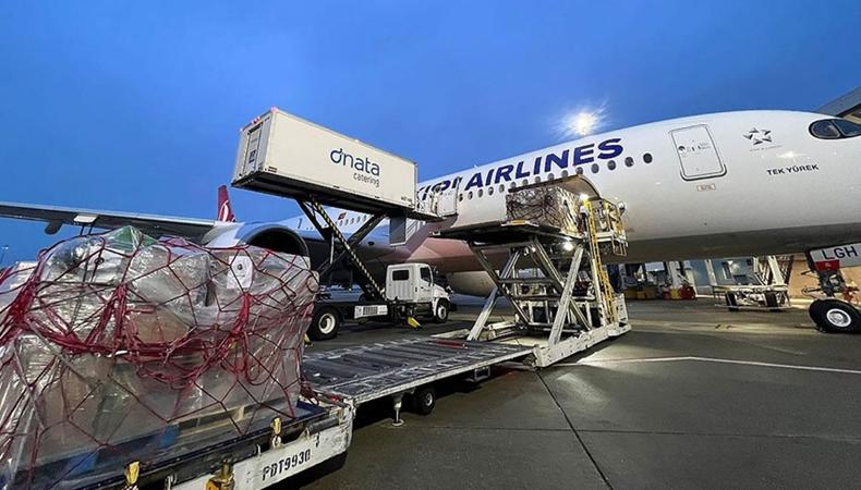 THY'nin 400. uçağı ilk seferinde deprem bölgesine uçtu
