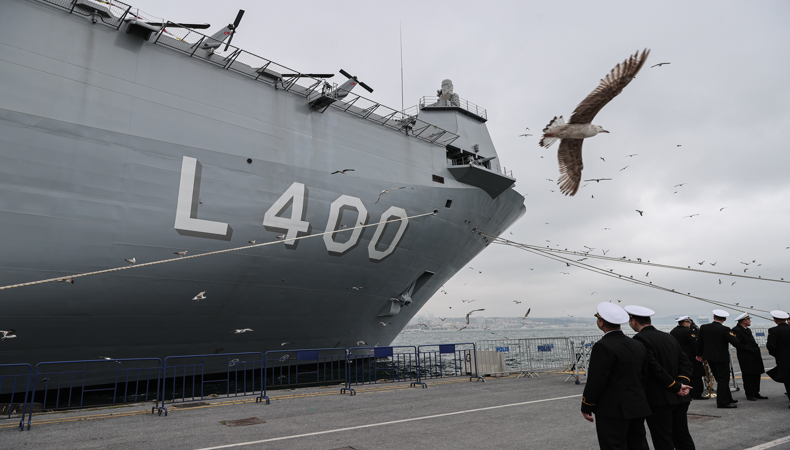 TCG Anadolu, ziyaretçi akınına uğradı