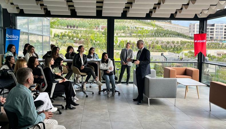 Arçelik, Hatay'da kurduğu çağrı merkezinde depremzedelere istihdam sağlıyor