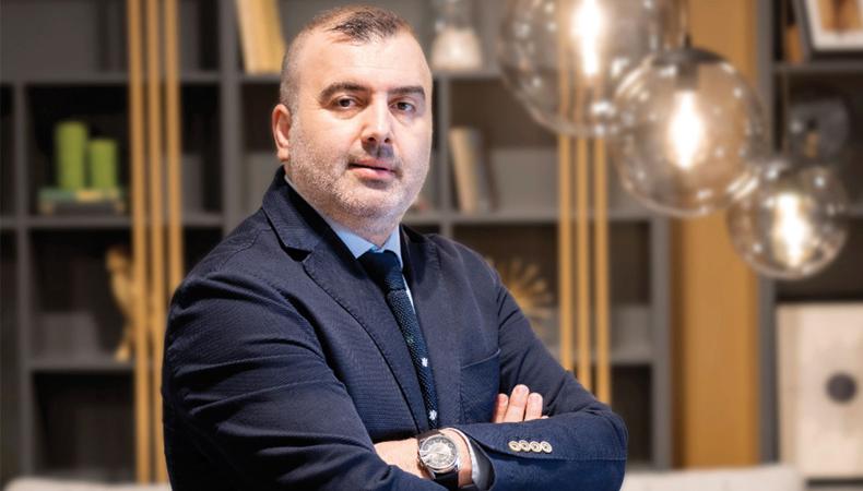 Kelebek kanatlarından ilham aldı, mobilyada büyüdü
