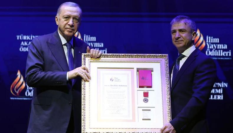 İlim Yayma Ödülleri sahiplerini buldu