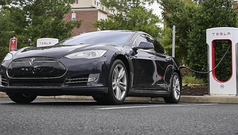 Tesla, 1.6 milyon aracı geri çağırdı