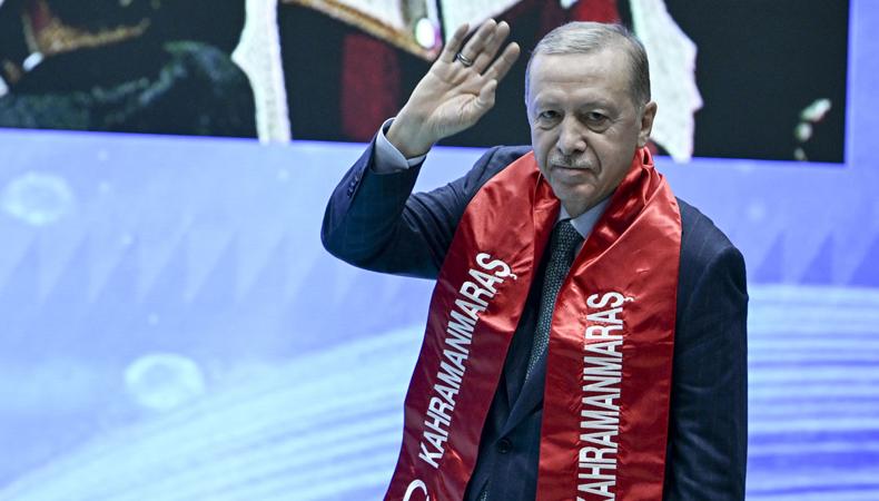 "Asrın felaketinin altından asrın dayanışmasıyla kalkmayı başardık"