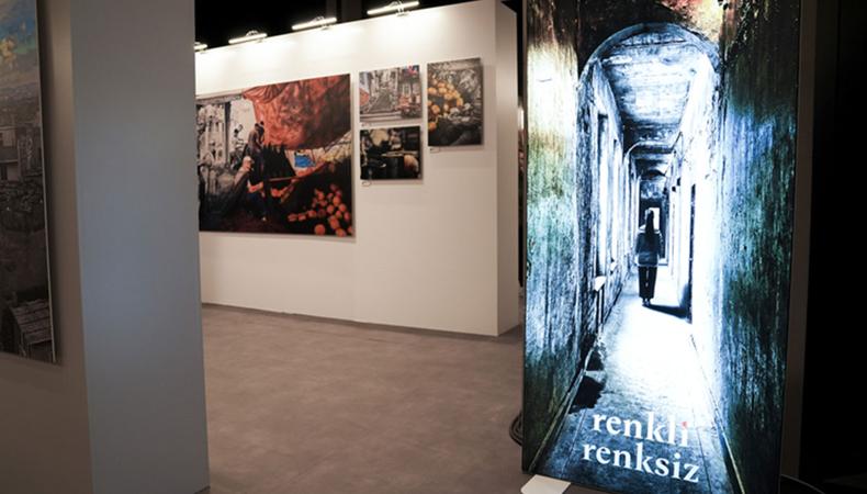 'Renkli Renksiz' sergisi AKM'de sanatseverlerle buluştu