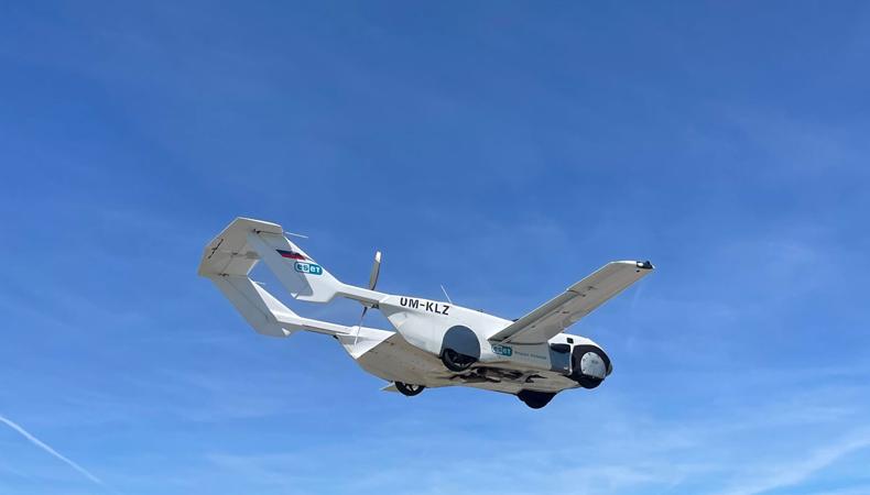 Uçan araba 'AirCar' ilk yolculu uçuşunu tamamladı