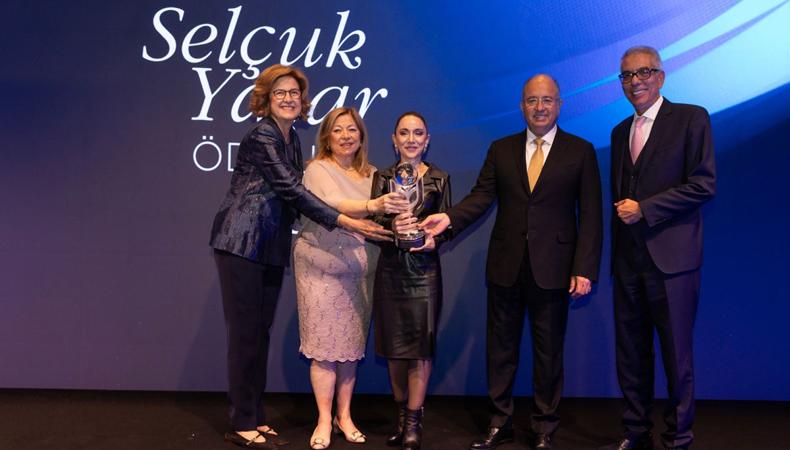 Selçuk Yaşar Ödülü başarılı bilim insanı Prof. Dr. Uysal'a verildi