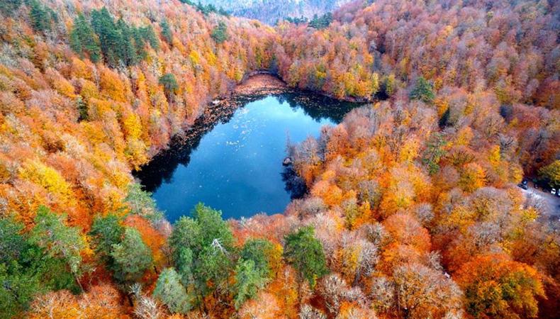 Yedigöller Milli Parkı sonbaharda ziyaretçi akınına uğradı