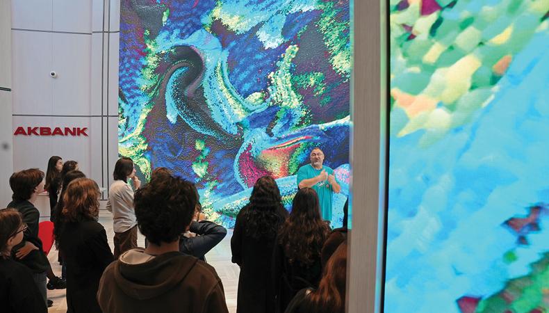 Refik Anadol'un yapay zeka eseri öğrencilerle buluşuyor