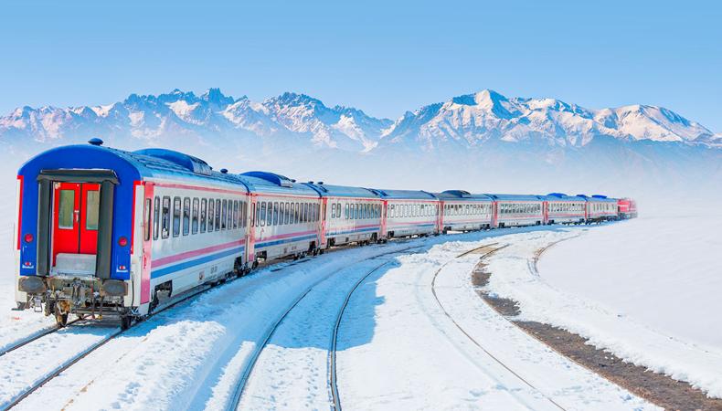 Rayların üzerinde bir kış masalı