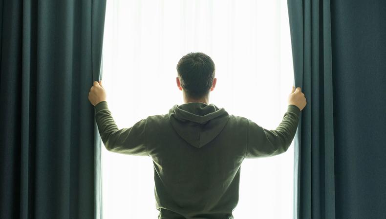 Bu otelde pencereden dışarı bakan konuklar para cezası alabiliyor