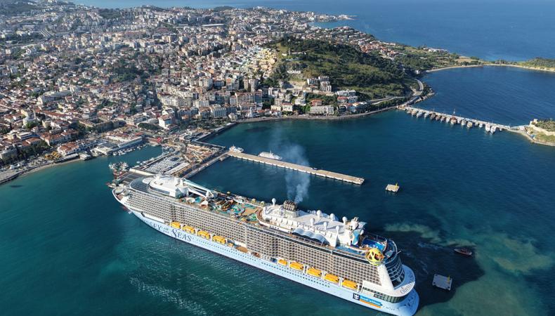 Dev kruvaziyer Ege'nin incisine geldi: Binlerce ABD'li oraya akın etti