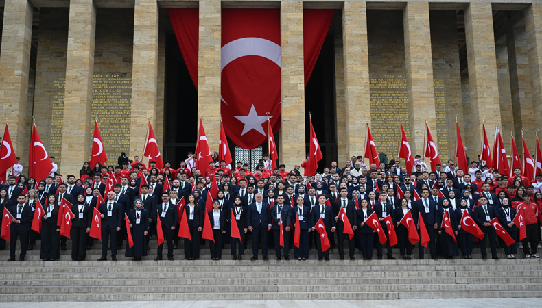 Yurdun 81 ilinden gelen gençler Anıtkabir'i ziyaret etti