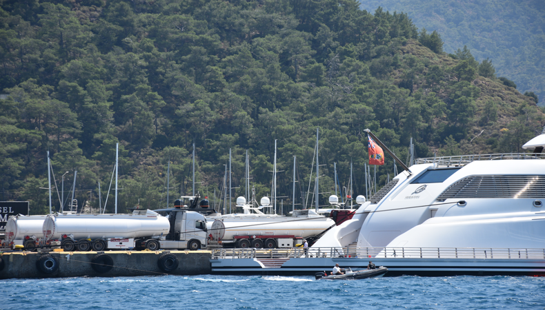 Yüzen servet Marmaris'e geldi: 540 bin litre yakıt alıyor