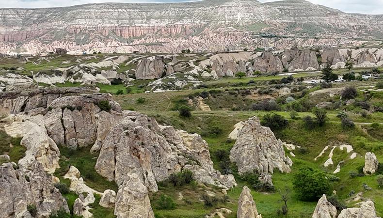 Kapadokya'da nadir görülen doğa mucizesi: Peri bacalarının rengi nasıl değişti?