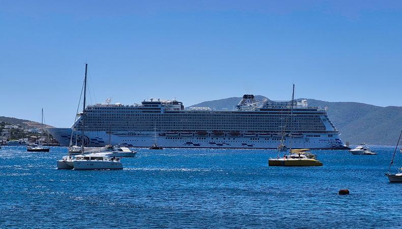 Yüzen devler Ege'nin incisine demirledi: Binlerce turist çarşıya akın etti