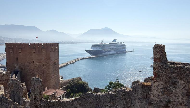Dev gemi 1807 İngiliz turist getirdi, tarihi kent hareketlendi