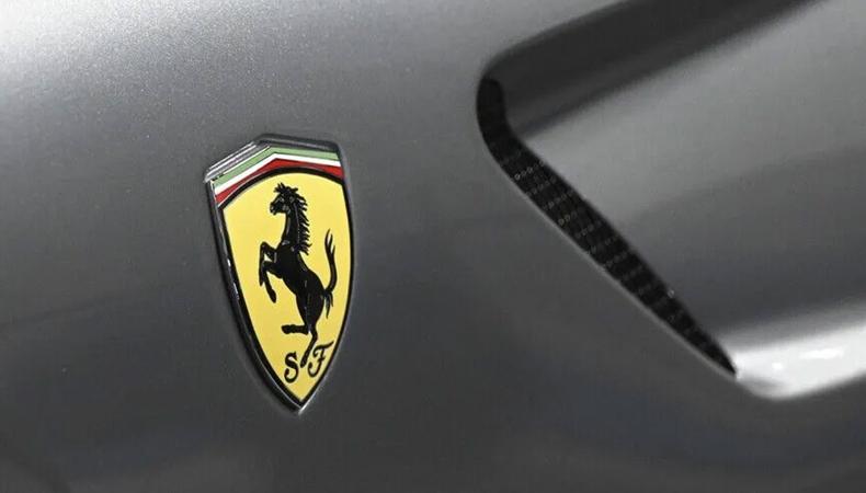 Ferrari'nin ilk elektrikli aracı rekor fiyata satıldı
