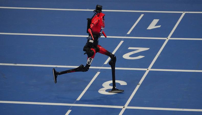Dünya bu insansı robotu konuşuyor: Bolt'un 100 metre rekorunu kırdı
