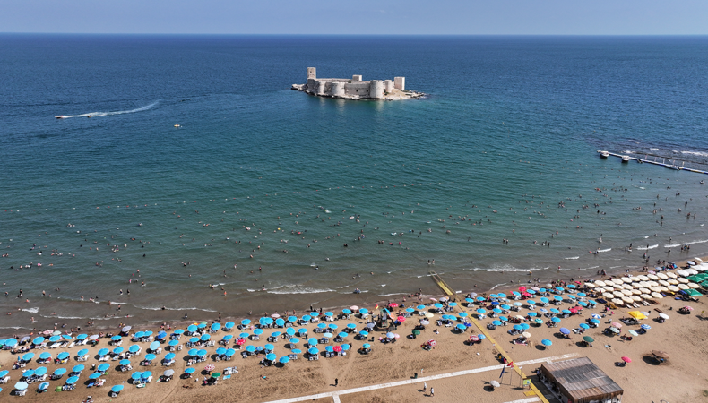 Tarihi kalenin karşısında deniz keyfi: Doluluk yüzde 100'e ulaştı