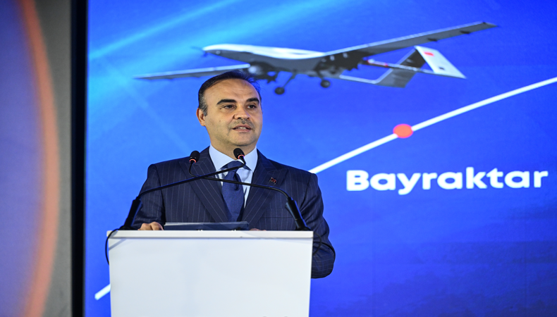 "Yapay zeka için en az 10 milyar dolarlık özel sektör yatırımını harekete geçireceğiz"