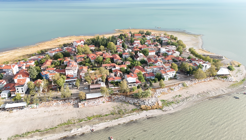 Gölün içindeki bu ada Türkiye'de