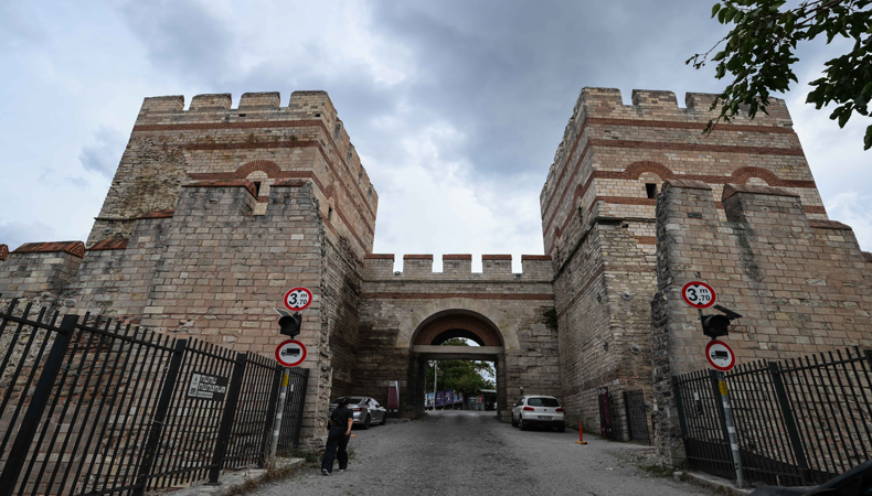 İstanbul'daki tarihi kapının az bilinen hikayesi: Adı nereden geliyor, üzerinde ne yazılı?