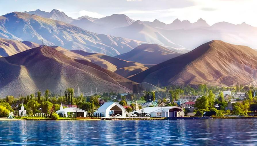 Donmayan gölün sırrı: Dört mevsim milyonlarca turist geliyor